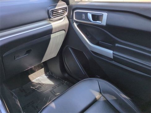 Certified 2022 Ford Explorer XLT w/ Equipment Group 202A image 17