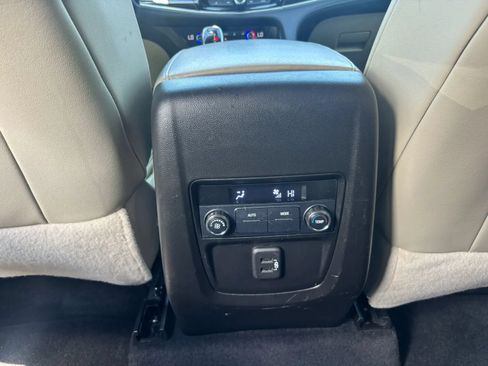 Used 2019 Buick Enclave Essence AWD/4WD image 17