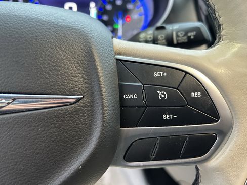 Used 2018 Chrysler Pacifica Limited image 25