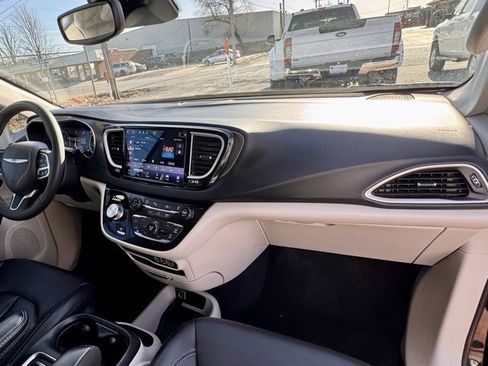 Used 2023 Chrysler Pacifica Touring-L image 14