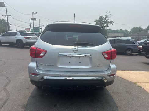 Used 2017 Nissan Pathfinder Platinum w/ Family Entertainment Package AWD/4WD image 5