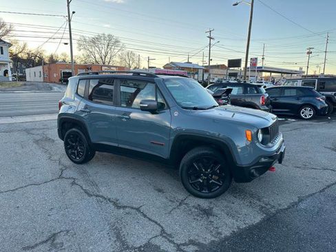 Used 2016 Jeep Renegade Trailhawk w/ Premium Trailhawk Package image 2