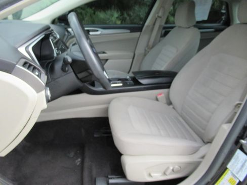 Used 2020 Ford Fusion SE FWD image 19
