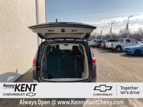 Used 2023 Chrysler Pacifica Touring-L image 7