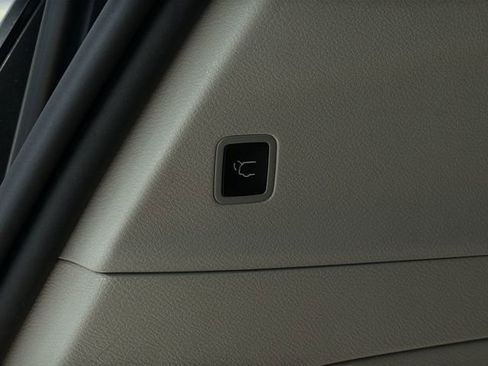 Used 2024 Chrysler Pacifica Touring-L FWD image 39