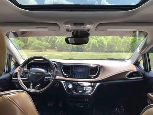 Used 2017 Chrysler Pacifica Limited w/ Advanced Safetytec Group FWD image 12