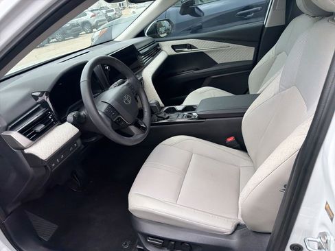 Used 2025 Toyota Camry XLE image 8