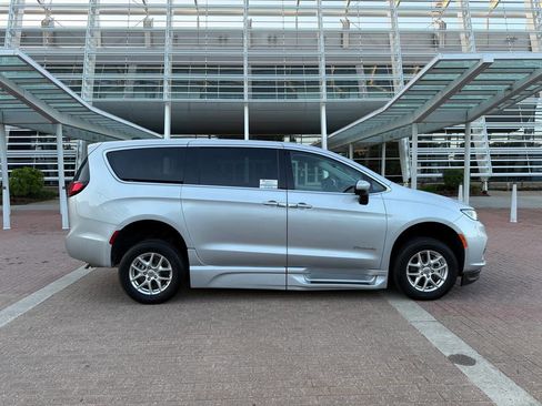 Used 2023 Chrysler Pacifica Touring-L FWD image 4