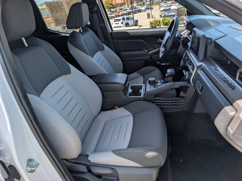 Used 2024 Toyota Tacoma 4x4 Double Cab image 8