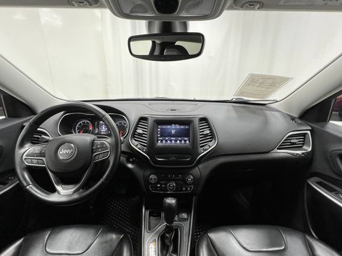 Used 2019 Jeep Cherokee Latitude Plus w/ Comfort/Convenience Group FWD image 17