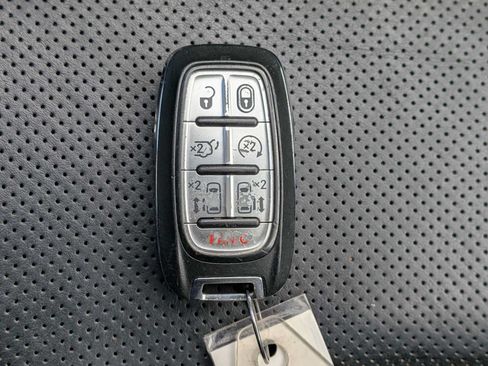 Certified 2018 Chrysler Pacifica Touring-L FWD image 35