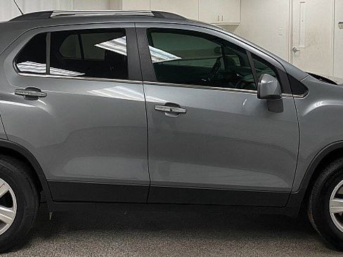 Used 2020 Chevrolet Trax LT w/ LT Convenience Package image 4