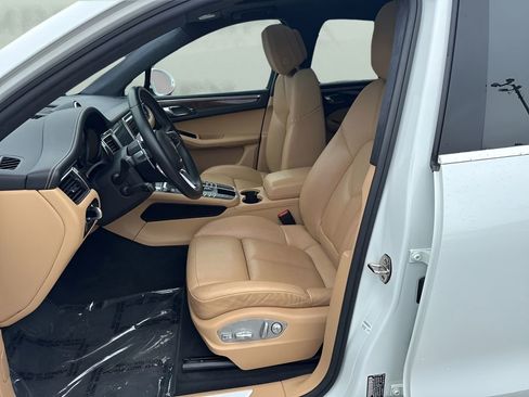 Used 2017 Porsche Macan Turbo AWD/4WD image 10