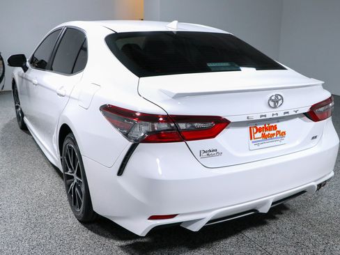 Used 2022 Toyota Camry SE FWD image 9