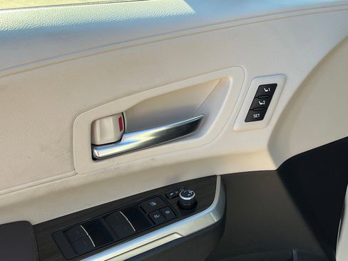 Used 2021 Toyota Sienna Platinum image 27