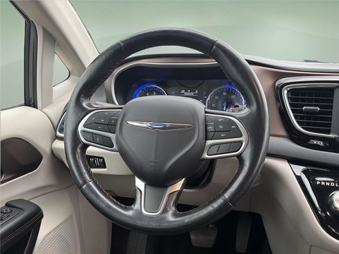 Used 2019 Chrysler Pacifica Touring-L FWD image 11
