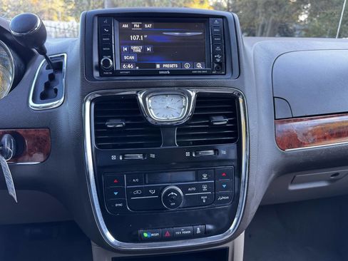 Used 2013 Chrysler Town & Country Touring image 19