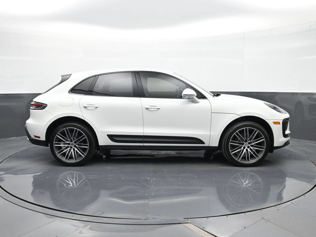 Certified 2025 Porsche Macan AWD/4WD image 27