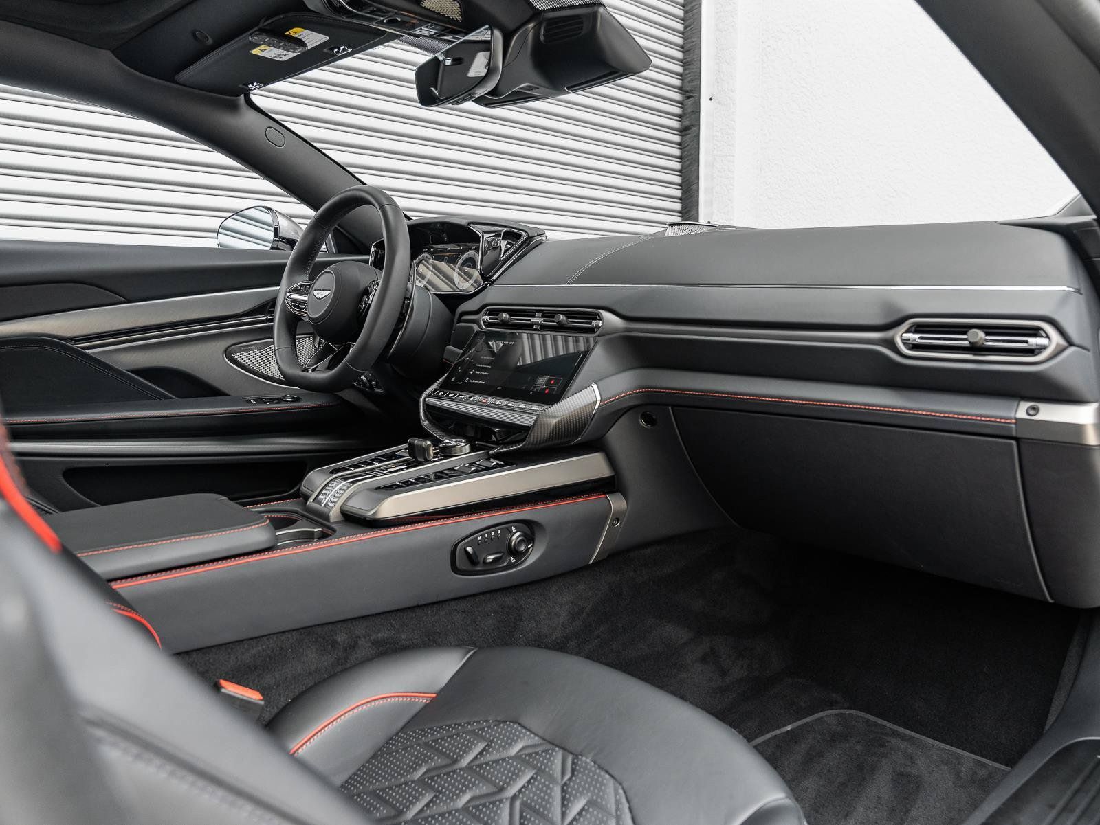 Used 2025 Aston Martin Vanquish RWD image 8