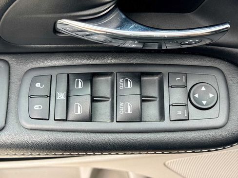 Used 2019 Dodge Grand Caravan SXT w/ Rear Park Assist Package FWD image 17