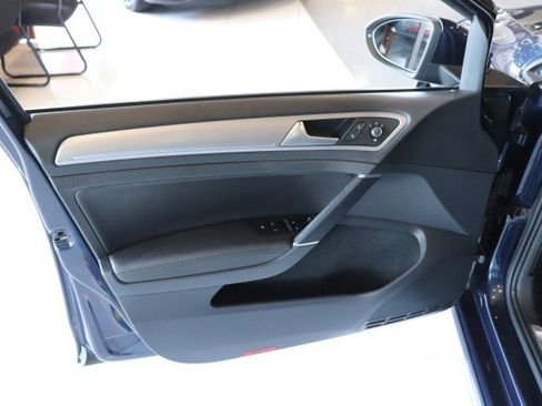 Used 2016 Volkswagen e-Golf SEL Premium image 30