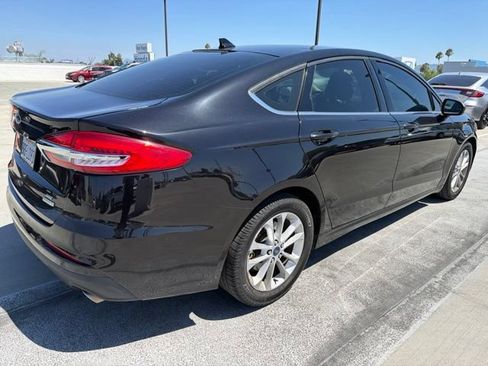 Used 2020 Ford Fusion SE FWD image 2