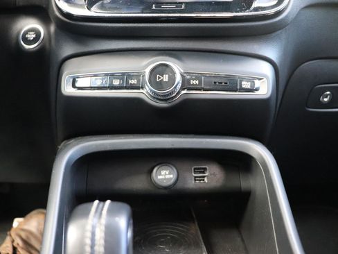 Used 2019 Volvo XC40 T4 R-Design FWD image 14