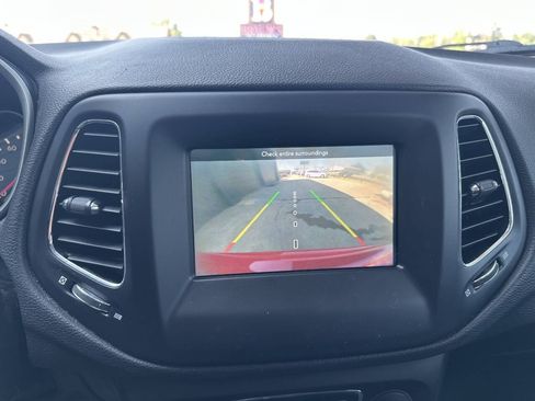Used 2019 Jeep Compass Latitude FWD image 11