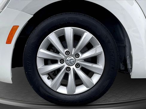 Used 2018 Volkswagen Beetle S image 8