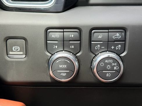 Used 2024 GMC Sierra 2500 Denali Ultimate w/ Max Trailering Package AWD/4WD image 32