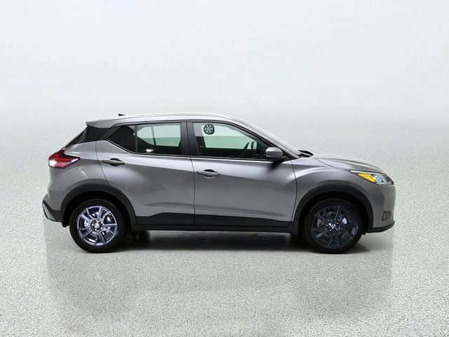 Used 2024 Nissan Kicks SV FWD image 2