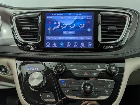 Used 2019 Chrysler Pacifica Limited FWD image 25
