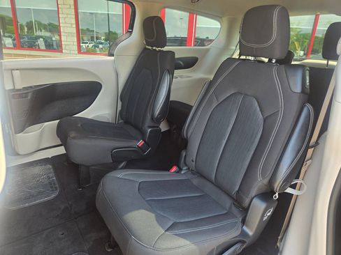 Used 2022 Chrysler Voyager LX FWD image 11