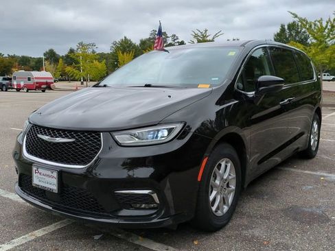 Used 2024 Chrysler Pacifica Touring-L image 8
