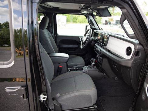 Used 2024 Jeep Wrangler Unlimited w/ Convenience Group AWD/4WD image 23
