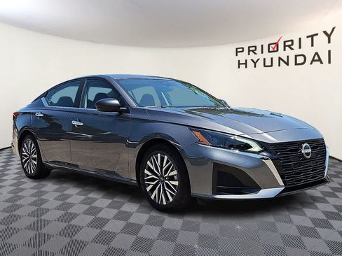 Used 2025 Nissan Altima 2.5 SV FWD image 3
