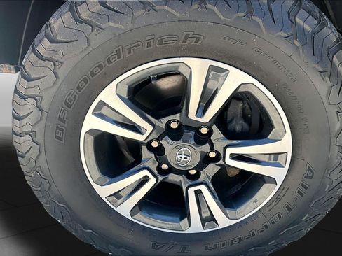 Used 2019 Toyota Tacoma TRD Sport AWD/4WD image 11