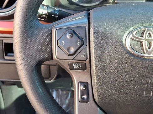 Used 2016 Toyota Tacoma TRD Sport w/ Towing Package image 21