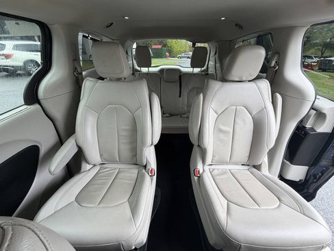 Used 2021 Chrysler Pacifica Touring-L FWD image 12