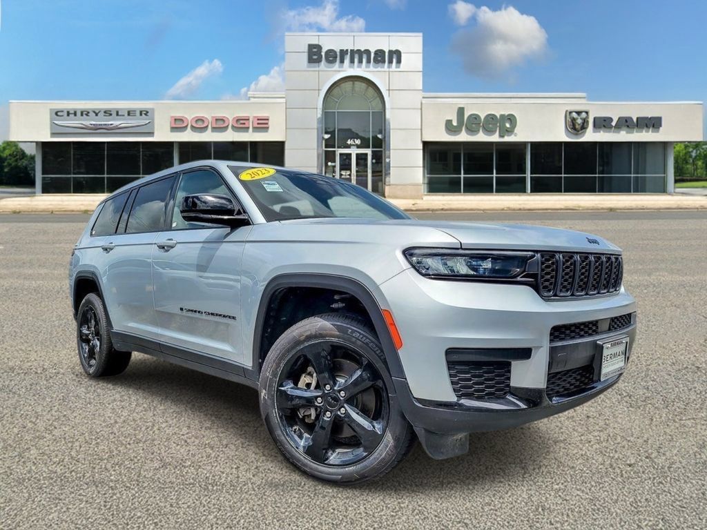 Used 2023 Jeep Grand Cherokee L Laredo RWD image 2