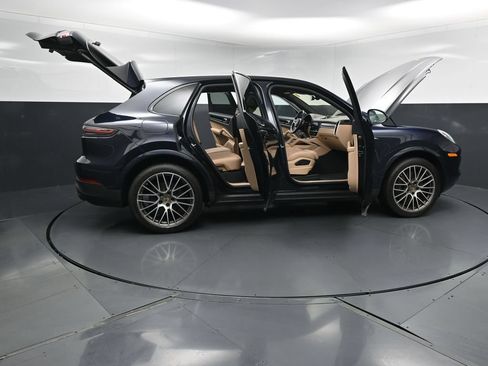 Used 2022 Porsche Cayenne AWD/4WD image 36