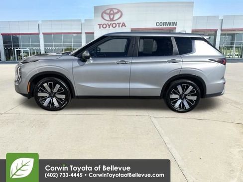 Used 2025 Mitsubishi Outlander SE image 2