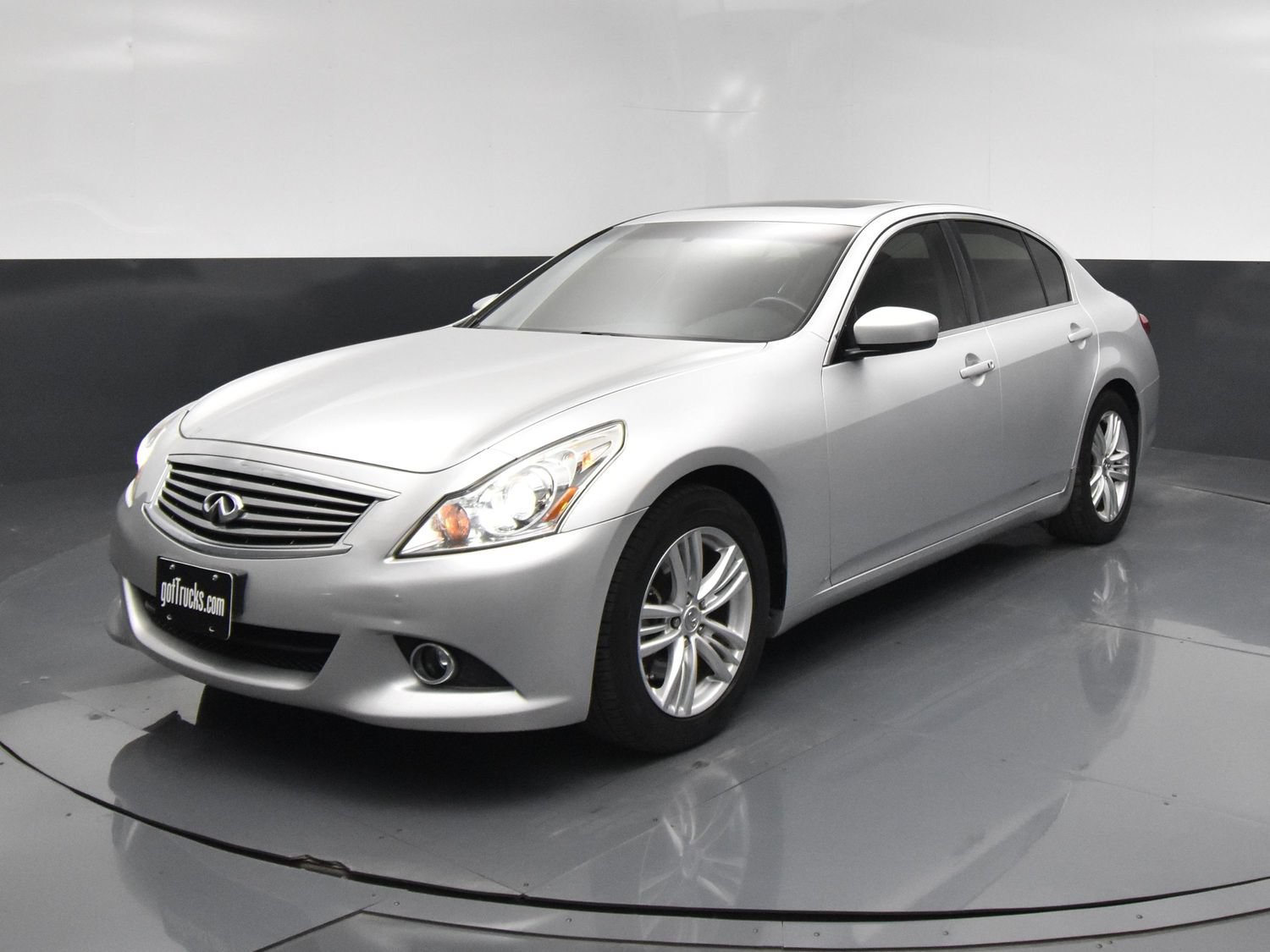 Used 2015 INFINITI Q40 w/ Navigation Package RWD image 2