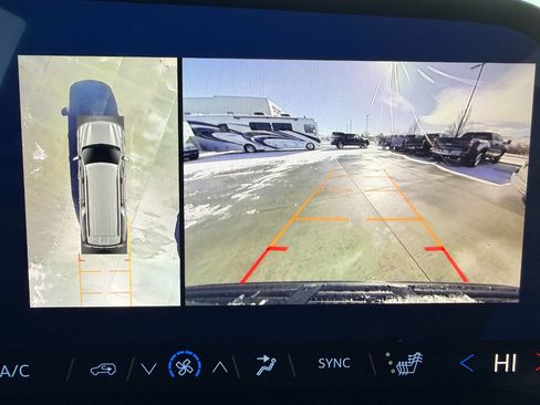 Used 2025 Chevrolet Suburban Z71 image 40