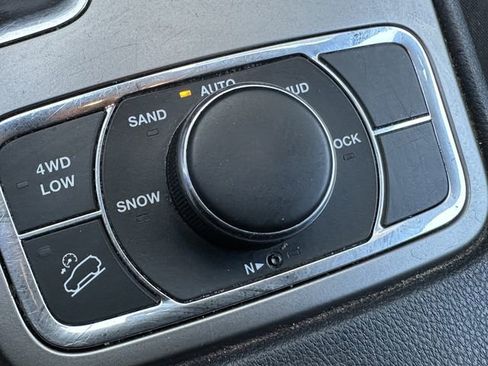 Used 2019 Jeep Grand Cherokee Laredo image 29