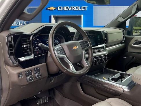 Used 2024 Chevrolet Silverado 2500 LTZ w/ LTZ Convenience Package image 18