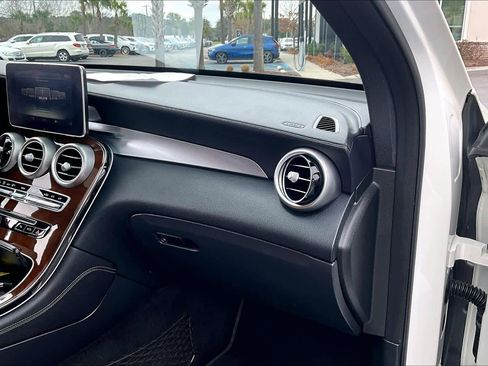 Used 2019 Mercedes-Benz GLC 300 4MATIC image 19