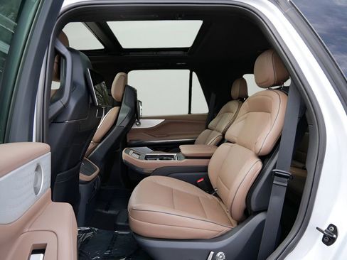 Used 2025 Lincoln Navigator Black Label image 11
