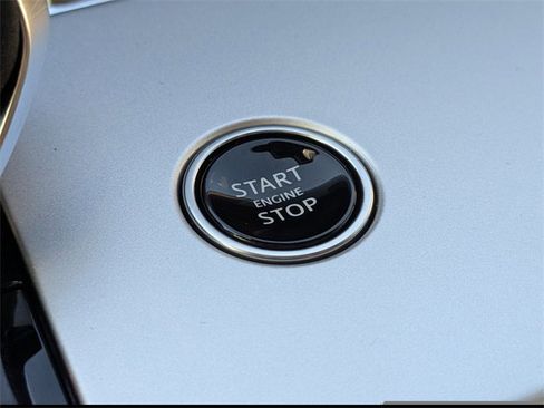 Used 2025 Land Rover Range Rover SE image 23