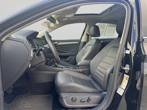 Used 2021 Volkswagen Jetta SE w/ SE Cold Weather Package FWD image 10